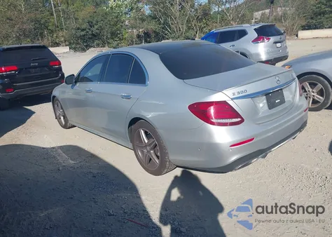 2017 Mercedes-Benz E 300 z USA, uszkodzony, nr VIN WDDZF4JB2HA117815